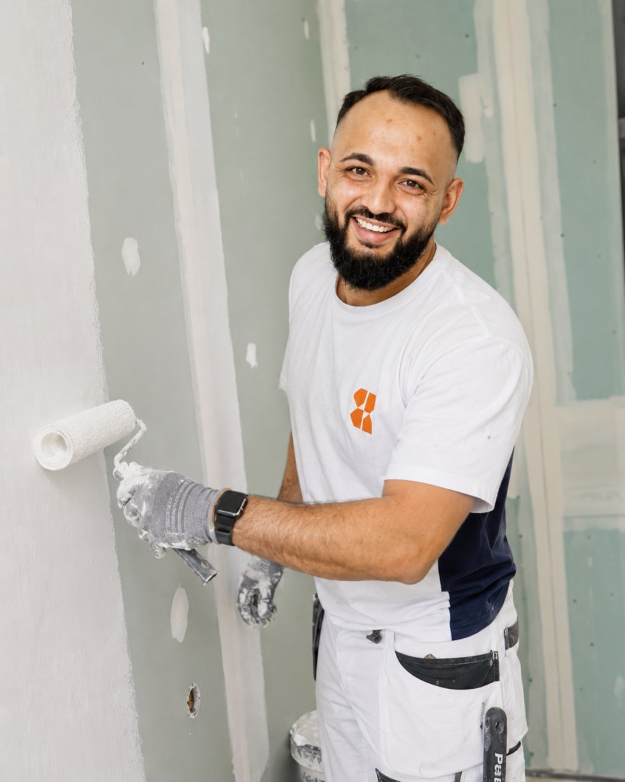 Stukadoor van Uniek Stukadoors brengt strak stucwerk en dunpleister aan